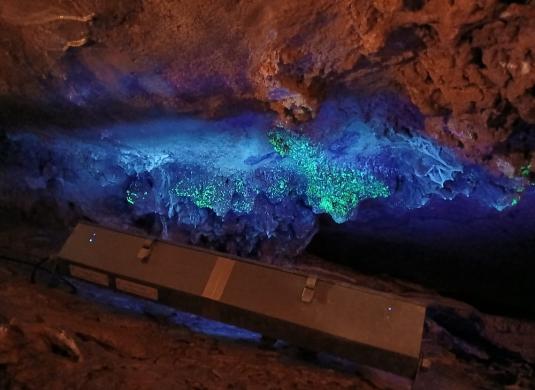 Koněpruské jeskyně - nasvícené opály